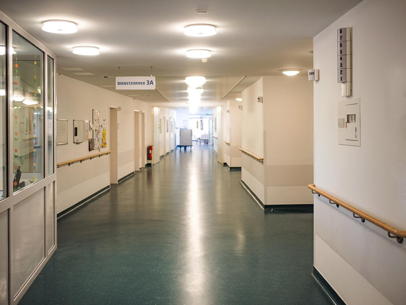 Feststell­anlagen bei Muster Elektro in Musterstadt